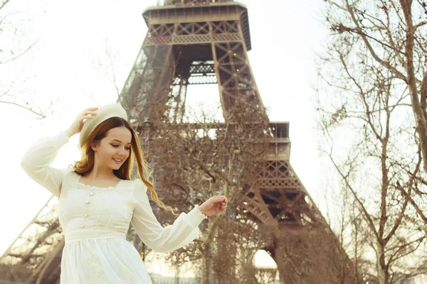 Hermosa Rubia París Con Torre Eiffel Fondo Con Una Boina —  Fotos de Stock