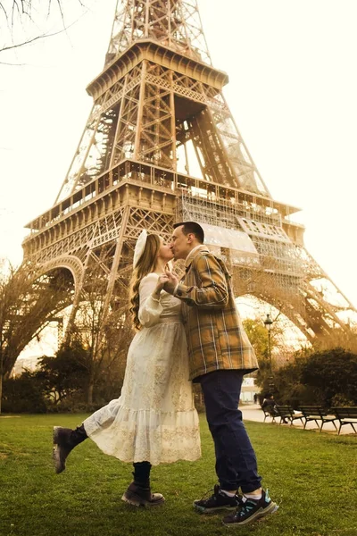 一对情侣在巴黎埃菲尔铁塔前接吻 浪漫之旅 在欧洲度蜜月法国爱情之城 — 图库照片