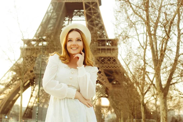 Una Ragazza Sullo Sfondo Della Torre Eiffel Parigi Con Berretto Immagine Stock