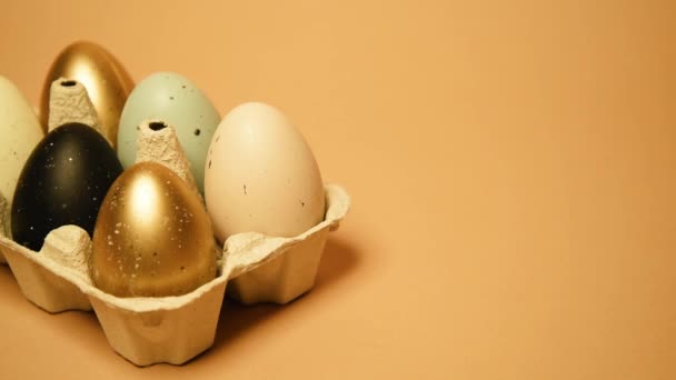 Acerca Pascua Una Bandeja Con Huevos Pintados Sobre Fondo Desnudo — Vídeos de Stock