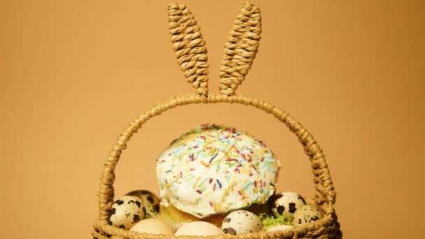 复活节假期 春天要来了 盘子里的彩蛋 一个有兔子耳朵的可爱篮子 复活节面包 案文的位置 — 图库视频影像