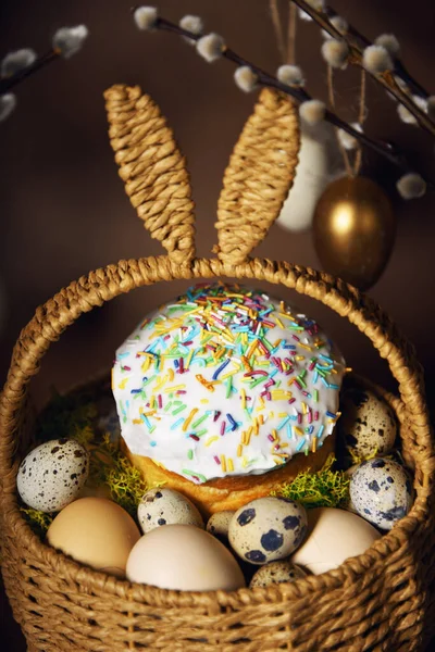 Easter Holidays Cute Basket Bunny Ears Brown Background Easter Cakes Immagine Stock