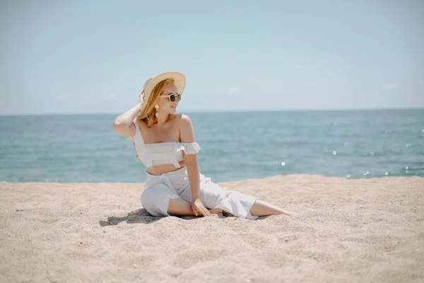Menina Feliz Roupa Branca Senta Areia Contra Pano Fundo Mar — Fotografia de Stock