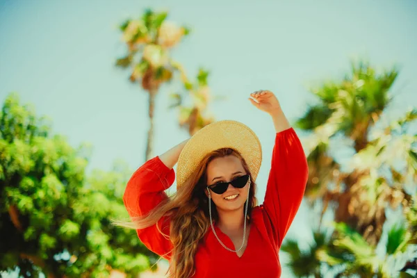 Glückliches Mädchen Einem Roten Kleid Urlaub Auf Dem Hintergrund Von — Stockfoto