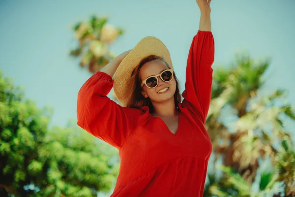 Glückliches Mädchen Einem Roten Kleid Urlaub Auf Dem Hintergrund Von — Stockfoto