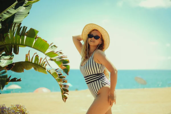 Блондинка Позирующая Летом Пляже Женщина Шляпе Модных Солнцезащитных Очках Стоят — стоковое фото