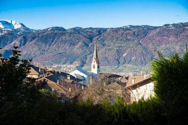 Arkasında çan kulesi ve dağlar olan büyüleyici Coredo köyü manzarası. Trentino Alto Adige, İtalya.