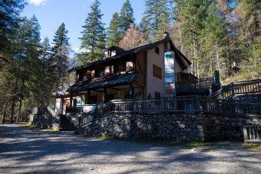 İtalya, Trentino Alto Adige, Tovel Gölü 'nün büyüleyici ziyaretçi merkezi. Sonbahar görünümü.