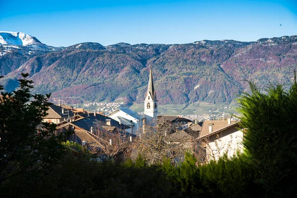 View Charming Village Coredo Bell Tower Mountains Background Trentino Alto — Stock Photo, Image
