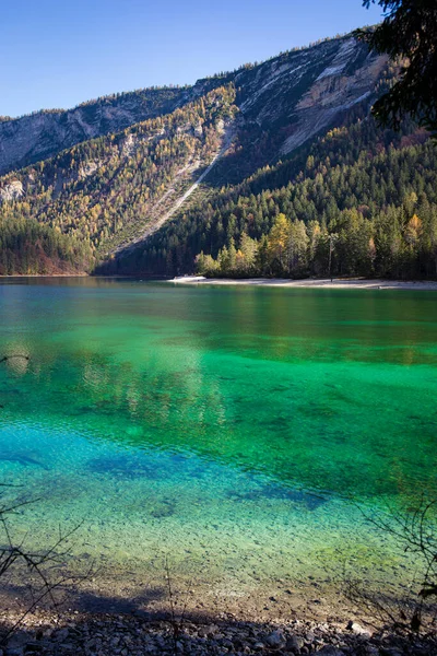 Das Kristallklare Wasser Des Tovelsees Trentino Südtirol Italien Herbstansicht Vertikale — Stockfoto