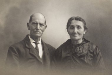 1930 'ların sonunda eski bir İtalyan çift portresi. Arşiv, siyah beyaz fotoğraf.