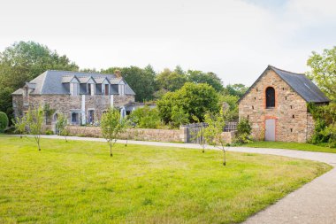 Saint Malo, Eventail plajından Grand B Fort Adası manzaralı güneşli bir günde gelgitle. Dikey çekim.
