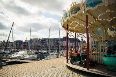 PAIMPOL, FRANCE, AĞUSTOS 2023 - Turistik limandaki eski atlıkarınca ve botlar, Paimpol 'ün merkezinde, Cotes d' Armor, Brittany, Fransa 'da büyüleyici bir kasaba.