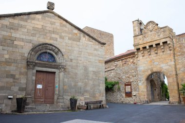 Fransa 'nın Auvergne, Montpeyroux kentindeki Ortaçağ köyünde bulunan Varsayım Kilisesi (Eglise de l' Assomption).