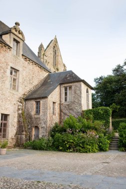 Beauport Abbey 'nin ayrıntıları, Paimpol, Cotes d' Armor, Brittany, Fransa 'da bulunan çatısız gotik bir bina. Ağustos 2023, gün batımı ışığı, dikey çekim.