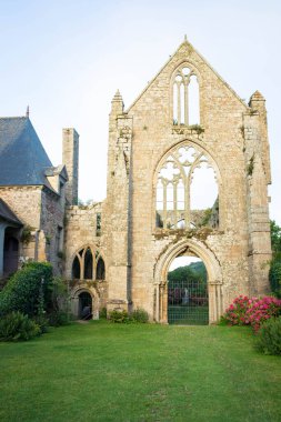 Beauport Abbey 'nin ana cephesi Paimpol, Cotes d' Armor, Brittany, Fransa 'da bulunan çatısız gotik bir bina. Ağustos 2023, gün batımı manzarası.