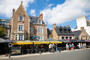 Paimpol 'ün merkezinde tipik mimarisi olan bir kafenin dışındaki turistler Cotes d' Armor, Brittany, Fransa 'da büyüleyici bir kasaba..