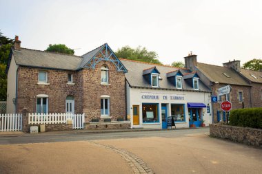 PAIMPOL AUGust 2023 - Paimpol, Brittany, Fransa 'da Beaupol Manastırı yakınlarında bulunan geleneksel bir restoran Creperie de l' Abbaye.