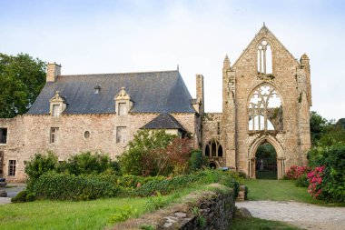 Beauport Abbey 'nin ana cephesi Paimpol, Cotes d' Armor, Brittany, Fransa 'da bulunan çatısız gotik bir bina. Ağustos 2023, gün batımı manzarası.