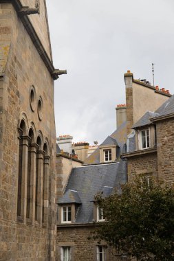 Yağmurlu bir günde, Saint Malo 'nun pitoresk kasabasındaki tipik Breton saraylarının manzarası. Brittany, Fransa. Dikey çekim.