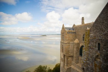 Yazın Mont Saint Michel Manastırı 'ndan gelen dalgalı körfezin muhteşem manzarası..