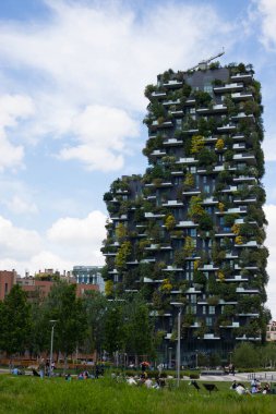 Milan, Lombardy, İtalya - MAY, 5, 2024: Bosco Verticale gökdelenleri, dikey ormanın ve sürdürülebilir mimarinin modern bir örneği. Dikey görünüm.