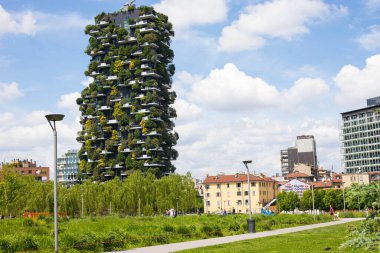 Milan, Lombardy, İtalya - MAY, 5, 2024: Bosco Verticale gökdelenleri, dikey ormanın ve sürdürülebilir mimarinin modern bir örneği, yakınlardaki Biblioteca degli Alberi Parkı 'nda görüldü.