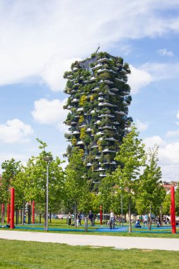 Milan, Lombardy, İtalya - MAY, 5, 2024: Bosco Verticale gökdelenleri, dikey ormanın ve sürdürülebilir mimarinin modern bir örneği, yakınlardaki Biblioteca degli Alberi Parkı 'nda görüldü.
