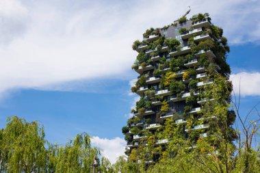 Milan, Lombardy, İtalya - MAY, 5, 2024: Bosco Verticale gökdelenleri, dikey ormanın ve sürdürülebilir mimarinin modern bir örneği. Kopyalama alanı olan arkaplan.
