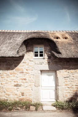 Fransa 'nın Kercarnic, Brittany (Bretagne) kasabasındaki geleneksel sazdan çatı kulübesinin ayrıntıları. Dikey çekim.