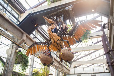 Fransa 'nın Nantes kentindeki Galerie de le Machines' deki insanlar tarafından taşınan dev mekanik balıkçıl..