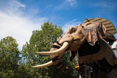 Büyük Fil, Nantes 'deki Machine de l' Ile 'in ana cazibesi güneşli bir günde sokakta yürümektir. Kopyalama alanı olan arkaplan.