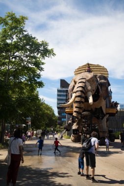 Büyük Fil, Nantes 'deki Machine de l' Ile 'in ana cazibesi, sokaklarda yürüyüp insanları ilaçlamak. Dikey çekim.