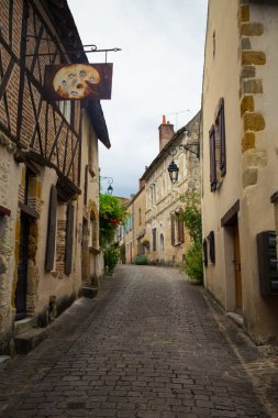 Giriş kulesi, Cobbles sokağı ve Fransa 'nın orta çağ köyü Mennetou-sur-Cher' deki yarım keresteli evler. Dikey çekim.