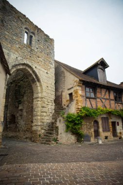 Giriş kulesi, Cobbles sokağı ve Fransa 'nın orta çağ köyü Mennetou-sur-Cher' deki yarım keresteli evler. Dikey çekim.
