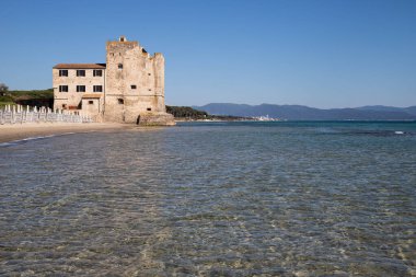 Piombino 'daki güzel Torre Mozza sahili, 1500 kulesi ve kristal berrak suyuyla.