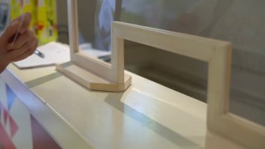 Resepsiyondaki müşterilerin yakın çekimleri giriş kartını verir ve anahtarı alır.