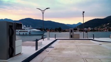 Yat, benzin istasyonuna ya da benzin ikmal istasyonuna ya da tekne dolum istasyonuna gidiyor.