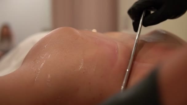 Gros Plan Sur Guasha Scraper Massage Concept Soins Santé Homme — Video