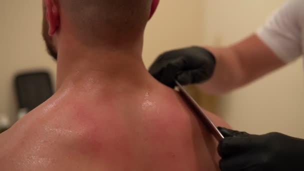 Κοντινό Πλάνο Του Guasha Scraper Massage Έννοια Υγειονομικής Περίθαλψης Άντρας — Αρχείο Βίντεο