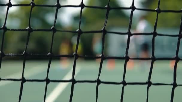 网球网特写与网球选手在Bokeh — 图库视频影像