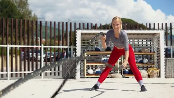 Přizpůsobit Žena Dělá Double Wave Bojové Lano Cvičení — Stock video