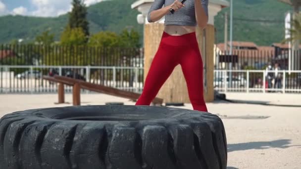 Sledge Hammer Тренування Жінок Вдаривши Гумове Колесо Кросфіт Тренування Функціональне — стокове відео