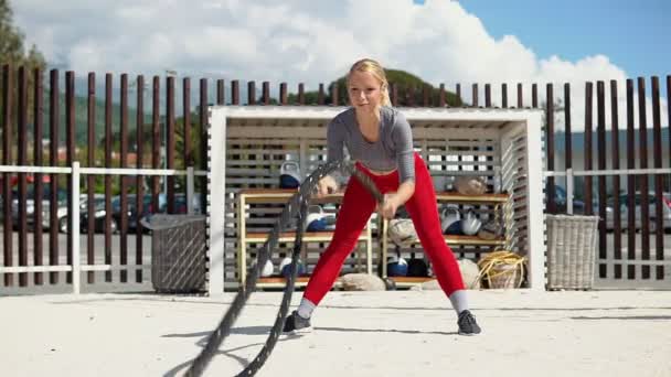 ダブルウェーブ戦闘ロープ運動を行うフィット女性 — ストック動画