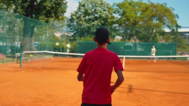 年轻的网球选手正手在硬地上击球 挥动球杆对网球进行有力的打击 然后击球 — 图库视频影像