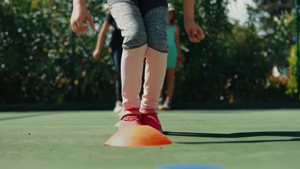 Потерявший Ноги Ребенок Прыгает Детской Площадке — стоковое видео