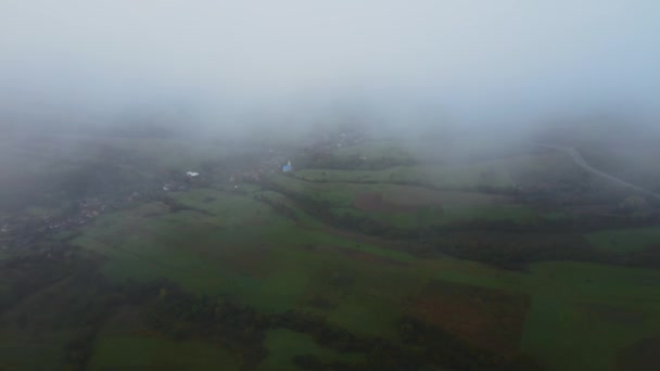 Ujęcie Drona Samotnego Kościoła Górach Przez Mgłę Poranną — Wideo stockowe