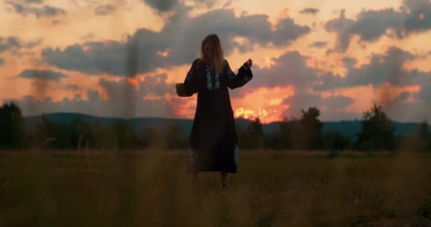 Romantisches Blondes Mädchen Frau Langer Nationaltracht Die Bei Rotem Sonnenuntergang — Stockvideo