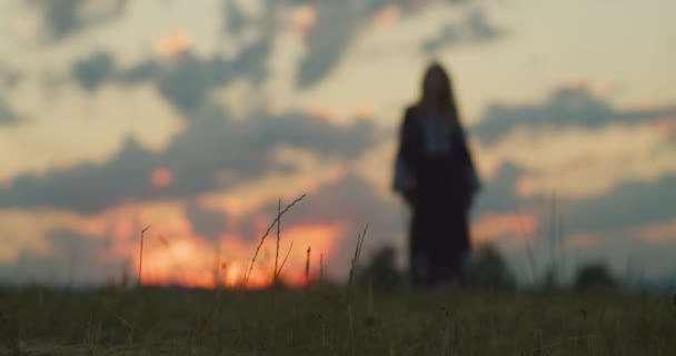 Romantik Sarışın Kız Uzun Ulusal Elbiseli Kadın Kırmızı Gün Batımında — Stok video