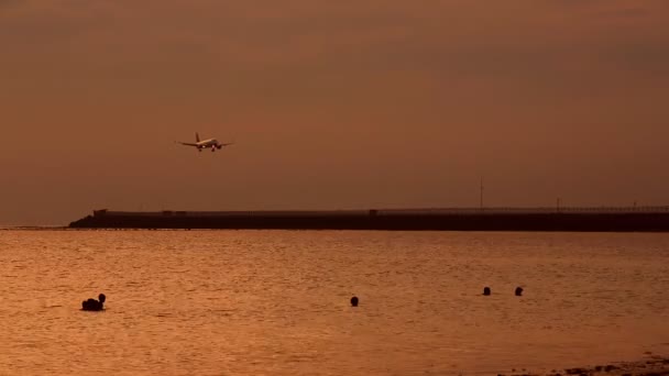 Foto Meditativa Personas Nadando Océano Nocturno Avión Aterrizando Fondo — Vídeos de Stock